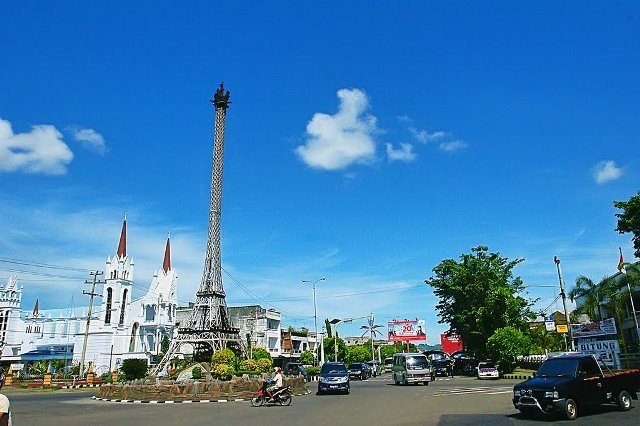 tempat wisata di Bitung Miniatur Menara Eifell