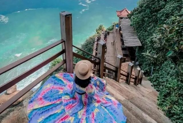 Puncak Segoro menawarkan panorama indah pantai selatan dari ketinggian yang bisa kamu nikmati saat liburan santai di Yogyakarta!